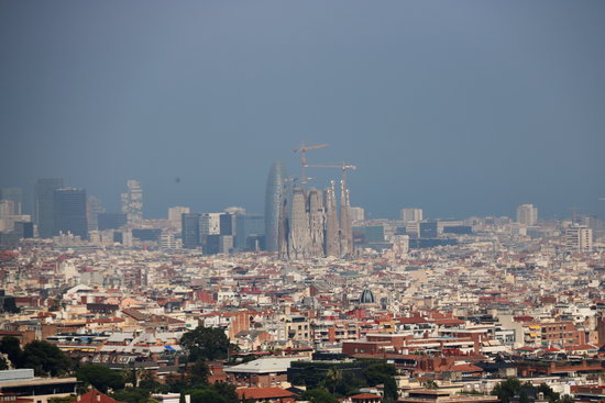 Barcelona's Sagrada Família surrounded by smog on July 1, 2019 (Nazaret Romero/ACN)